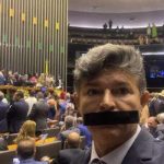 Medeiros toma posse na Câmara Federal e usa ‘mordaça’ para protestar contra o STF