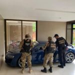Polícia Federal apreende carros de luxo, aviões e imóveis de barões do pó