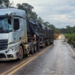 Carreta bate em ônibus de dupla sertaneja e deixa um ferido em MT