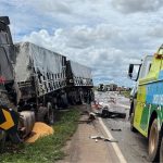 Carretas batem de frente na BR-163 e motoristas sobrevivem