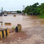 Moradores andam de barco e ‘pescam’ em ruas alagadas após chuva em Nobres