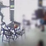 Comerciante usa mesa para se defender de atirador em bar