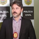 Jovem que matou mãe na frente do filho foi frio e sem arrependimento, diz delegado