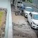 Homem quebra vidro de carro e furta dois fuzis de colecionador; vídeo