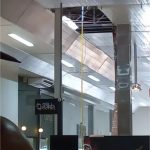 Trabalhador cai do teto de shopping e é levado em estado grave ao hospital