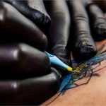 Acusado de estuprar adolescente durante sessão, tatuador é preso em MT