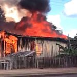 Casa de madeira é completamente destruída por incêndio em MT