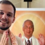 Terapeuta de Cuiabá realiza cura prânica, técnica prevista no SUS