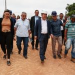 Mauro vistoria obras de asfalto em Cuiabá: ‘Vamos acabar com esse sofrimento de lama e poeira’