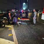 PM fica ferido ao bater moto em reboque de carro que invadiu preferencial