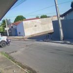 Vídeo chocante mostra motociclista sendo atingido por caminhão em cruzamento de VG