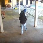 Ladrões roubam cofre, caem em piscina e são presos em MT; vídeo