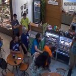 Criança engasgada é salva por bombeiro de folga em lanchonete; veja o vídeo