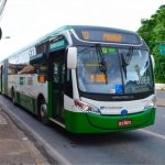 Mulher é presa por racismo após chamar passageira negra de ‘urubu’ em ônibus de Cuiabá