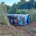 Ônibus com 38 passageiros tomba durante a madrugada em MT; fotos