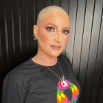 Filha de dono de salão em Cuiabá viraliza ao raspar cabeça após quimioterapia; vídeo