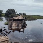 Ponte quebra ao meio e caminhão é engolido pela água na Transpantaneira