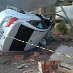 Motorista fica preso às ferragens após carro capotar em Cuiabá