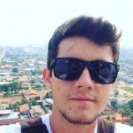 Jovem morre eletrocutado durante manutenção em cabo de internet; ficou pendurado no poste