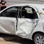 Motociclista bate e vai parar no banco traseiro de carro; vídeo