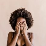 Chamada de ‘filha de macaco’, cozinheira será indenizada por dona de churrascaria