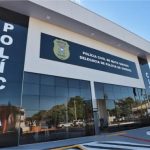 Cuidadora e filha são presas após serem flagradas agredindo menino autista na rua; veja vídeo