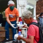 Moradores de rua recebem água e comida em Cuiabá