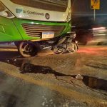 Motociclista escorrega e para embaixo de ônibus em Cuiabá; vídeo