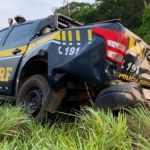 Agente da PRF é arremessado após viatura ser atingida por caminhão