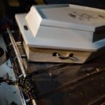 Bebê de 1 ano morre após morder carregador e receber descarga elétrica