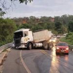Caminhão tomba no Portão do Inferno e trava Estrada de Chapada; veja vídeo