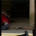 Criança olha por fresta de portão e encontra idoso morto em casa