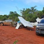Avião cai e polícia encontra mais de 450 kg de droga em MT