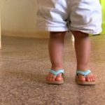 Mãe é presa suspeita de surrar e expulsar crianças de casa