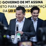 Governo assina decreto que institui CNH gratuita em MT; veja como participar (vídeo)