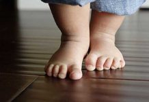 Mãe é levada à delegacia após deixar bebê de 1 ano sozinha em casa no interior de MT