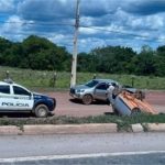 Bando invade concessionária, leva 9 veículos e PM prende 14 em perseguição