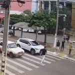 Adolescente atropela mulher que passava por faixa de pedestre em MT; vídeo (imagens fortes)