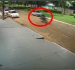 Criança de 4 anos morre após ser atropelada por motociclista em alta velocidade; vídeos