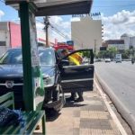 Motorista desmaia no volante, destrói 4 motos de concessionária e carro para em ponto de ônibus em Cuiabá