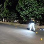 Populares detém suspeito por roubo de carro e comparsa é morto ao confrontar PMs; veja vídeo