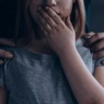 Idoso é preso após beijar a própria filha de 9 anos na boca