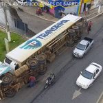 Caminhão tomba na trincheira do Santa Isabel e causa transtornos no trânsito