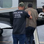 Suspeito de ter matado dois comerciantes é transferido para Cuiabá; veja vídeo