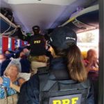 Homem é preso após passar a mão em mulher em ônibus de viagem