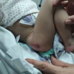 Mãe é presa por deixar crianças sujas, sem comida e cobrir marcas de violência com maquiagem