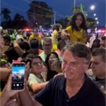 Bolsonaro almoça ‘na estrada’, é recebido por multidão em Diamantino e dorme em fazenda; vídeo