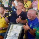 Presidente Chico 2000 entrega homenagem a Bolsonaro