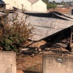 Casa é incendiada depois de celular pegar fogo ligado à tomada; veja vídeo