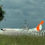 Avião da Gol ultrapassa pista de pouso e é rebocado por tratores em aeroporto de MT